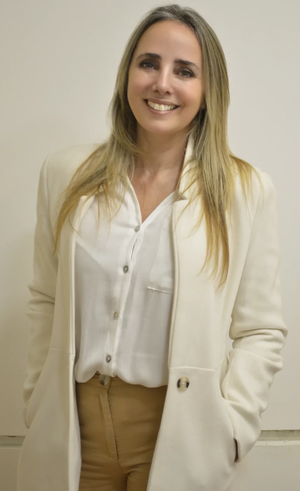 Retrato profesional de la Dra. Natalia Battello en B-Clinical Córdoba